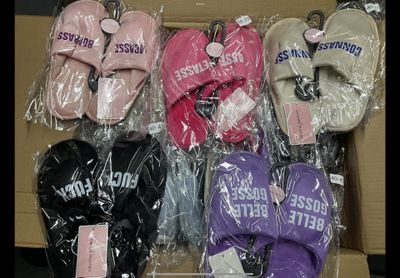 Plusieurs paires de mitaines roses, violettes et noires se trouvent dans une boîte