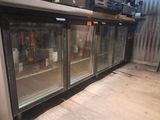 une photo d'un réfrigérateur professionnel à portes vitrées