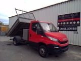 un camion rouge garé devant un bâtiment