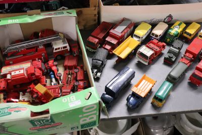 une boîte remplie de petites voitures et de petits camions posée sur une table