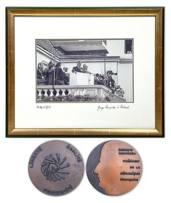 une vieille photo d'une plaque sur laquelle figure l'image d'un homme à cheval