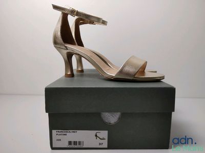 un gros plan sur une paire de chaussures pour femme posée sur une boîte