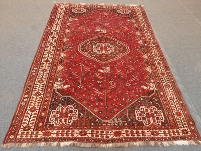 un tapis rouge posé sur un tapis bleu, sur fond blanc