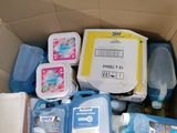 un carton rempli de produits d'entretien et d'autres articles