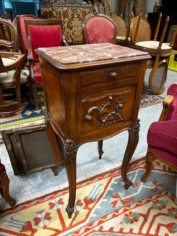 Chevet de style Louis XV ouvrant à un tiroir et une porte plateau...