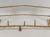 un support en bois sur lequel sont disposés plusieurs bâtons
