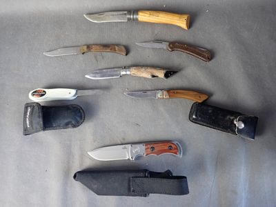 Plusieurs types de couteaux sont disposés sur une table