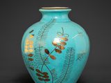 un vase bleu orné d'un motif à la feuille d'or