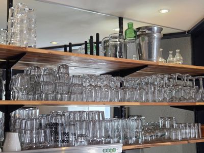 de nombreux verres sur les étagères de la cuisine
