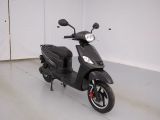 une photo d'un scooter garé dans un garage