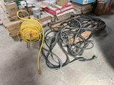 un tas de fils et d'autres équipements électriques par terre