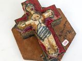 une petite croix en bois sur laquelle est peinte une image de Jésus