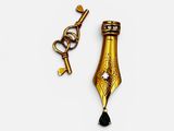 Gros plan sur un stylo et une clé posés sur une surface blanche