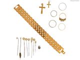 une photo d'un bracelet en or orné d'une croix et d'autres bijoux