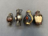 Quatre vases en argent de styles différents sont alignés sur une surface grise