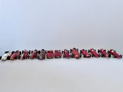 une longue rangée de petites voitures alignées sur une table