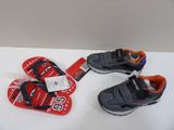 deux paires de skis et une paire de chaussures posées sur une table
