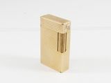 briquet plaqué or posé sur une surface blanche, avec un fond blanc