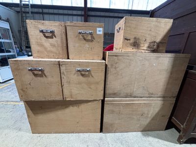 plusieurs cartons empilés les uns sur les autres dans un entrepôt