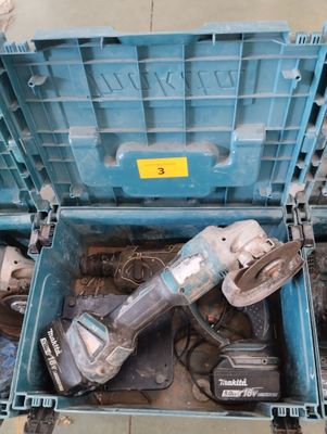 une boîte à outils bleue avec des outils sur le sol