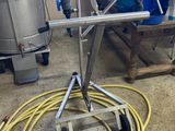 une photo d'une machine à laquelle est raccordé un tuyau