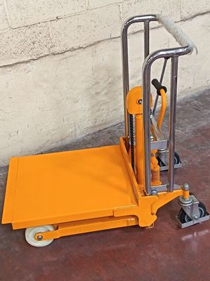 un diable orange muni d'une poignée