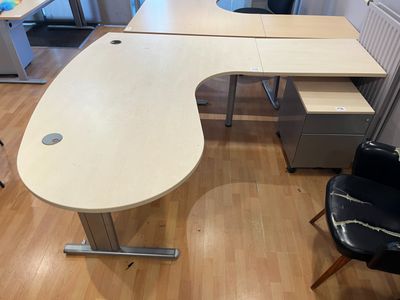 Bureau avec retour et caisson