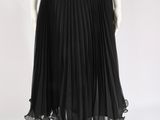une robe noire sur un mannequin mannequin mannequin mannequin mannequin mann