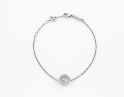 un bracelet orné d'un pendentif représentant un « œil maléfique »