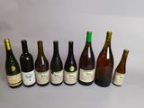 plusieurs bouteilles de vin sont alignées sur une table