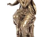 statue en bronze représentant une femme assise sur une chaise, la main posée sur le menton
