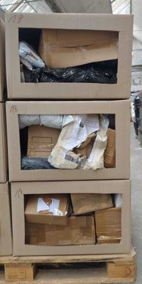 boîtes empilées les unes sur les autres sur une palette dans un entrepôt