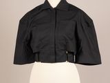 une veste courte noire sur un mannequin