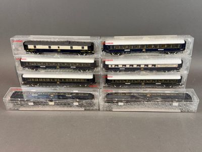quatre wagons sont empilés les uns sur les autres sur une table