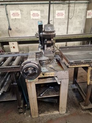 une machine posée sur une table dans une pièce