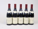six bouteilles de vin rouge sont alignées