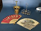 une table bleue sur laquelle sont disposés plusieurs objets anciens