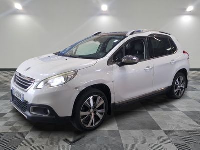 la voiture blanche est garée sur un sol en damier dans le garage