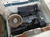 une boîte contenant une perceuse, une ponceuse, une perceuse et d'autres outils