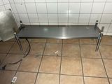 un banc en acier inoxydable au milieu d'un sol carrelé