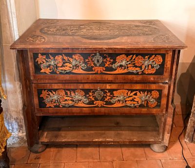 une commode en bois ornée de motifs floraux