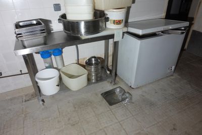 une cuisine équipée d'un évier, d'une cuisinière et d'un réfrigérateur