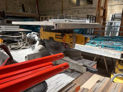 plusieurs pièces de bois sont empilées dans un entrepôt