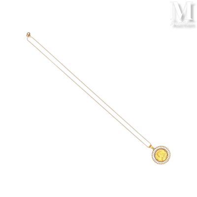 gros plan d'un collier sur fond blanc