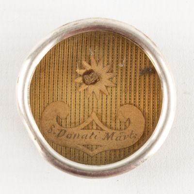 an image of a close up of a silver ring with a sun on it