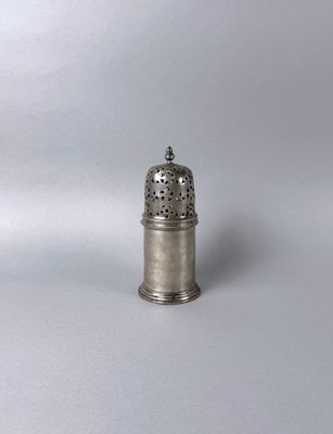 salière et poivrière plaquées argent sur fond blanc