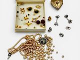 une boîte avec un tas de bijoux à l'intérieur