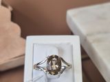 une boîte blanche surmontée d'un anneau argenté