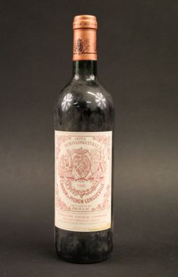 Une bouteille de Château Pichon-Longueville, Pauillac grand …