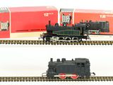 deux vues différentes d'un train miniature sur les rails